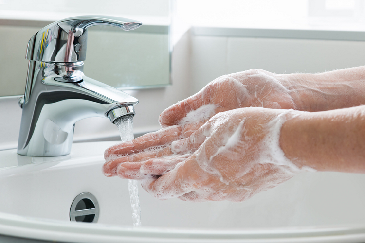 Để tránh các dấu hiệu dị ứng thức ăn, nên rửa tay thường xuyên 