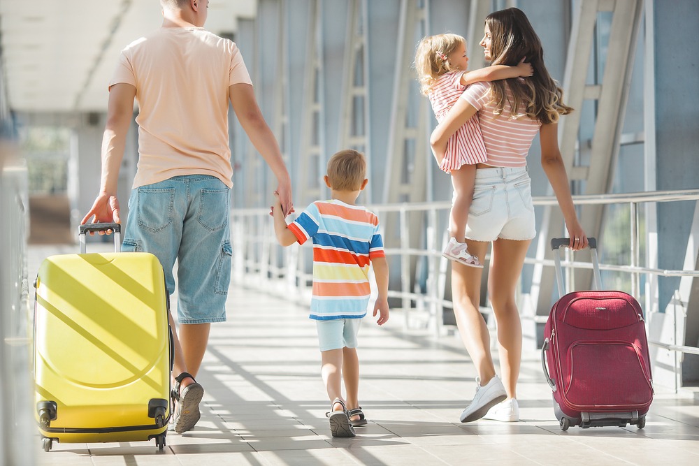 Theo kinh nghiệm cho trẻ đi du lịch, bố mẹ chỉ nên mang theo hành lý gọn nhẹ. 
