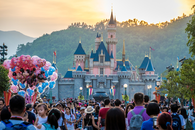 Tham khảo Disneyland Hồng Kông để có những trải nghiệm thú vị.
