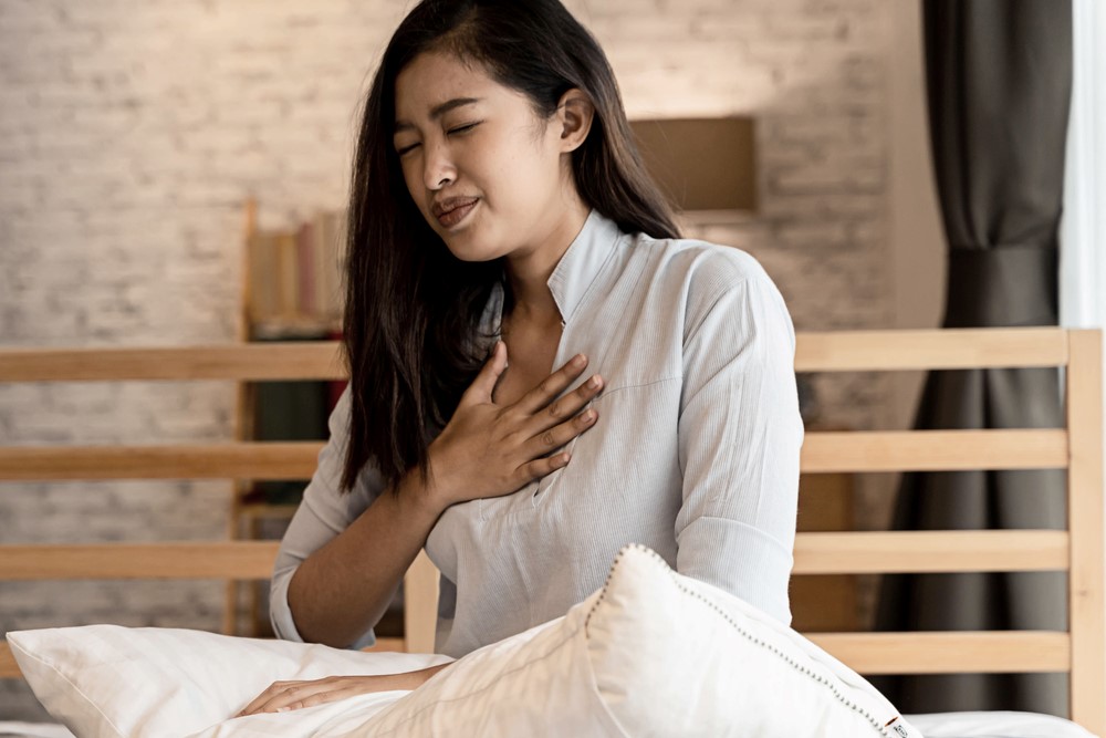 Khó thở, ho khan và ngực căng cảm là những triệu chứng thường gặp của bệnh hen suyễn.
