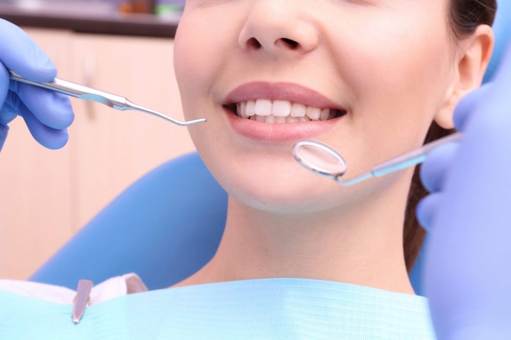 Để điều trị nha chu hiệu quả, việc chăm sóc răng miệng định kỳ là rất quan trọng. Đi kèm với đó, bạn cần tham khảo bác sĩ để được tư vấn và điều trị đầy đủ.