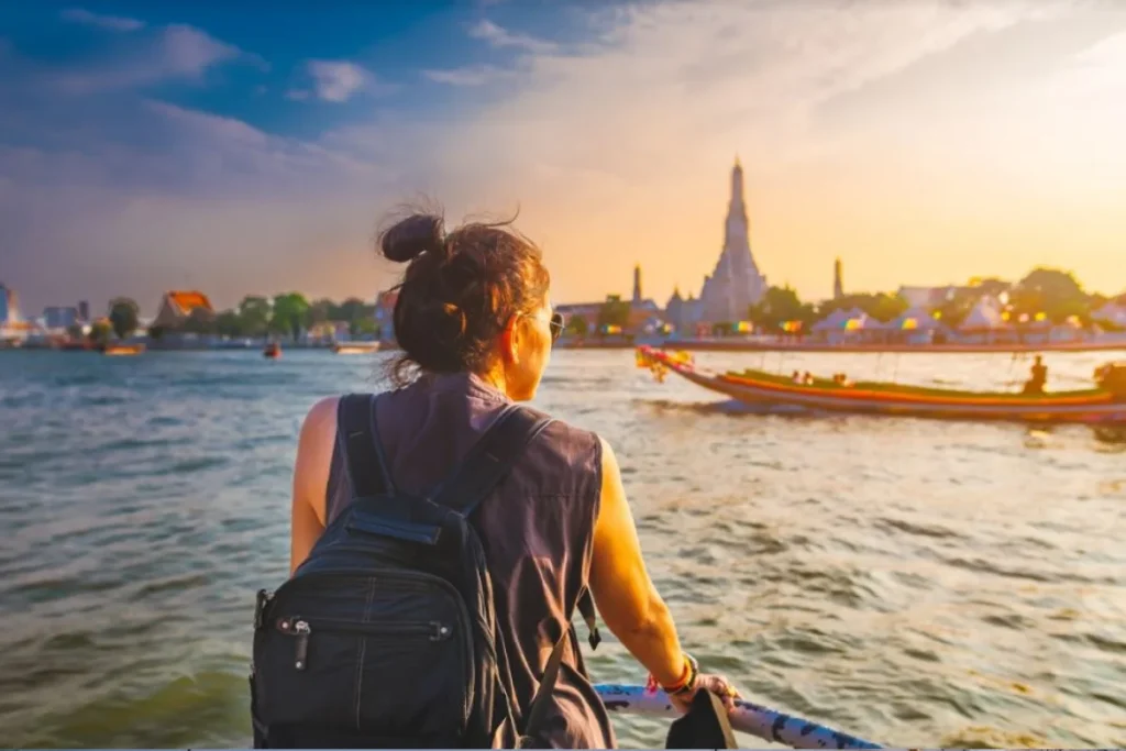 Chao Phraya là dòng sông lớn và nổi tiếng nhất ở Bangkok