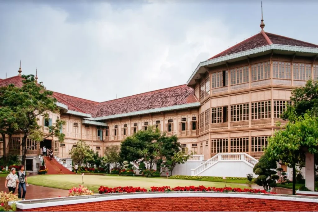 Khám phá cung điện Vimanmek khi đi du lịch Thái Lan tự túc