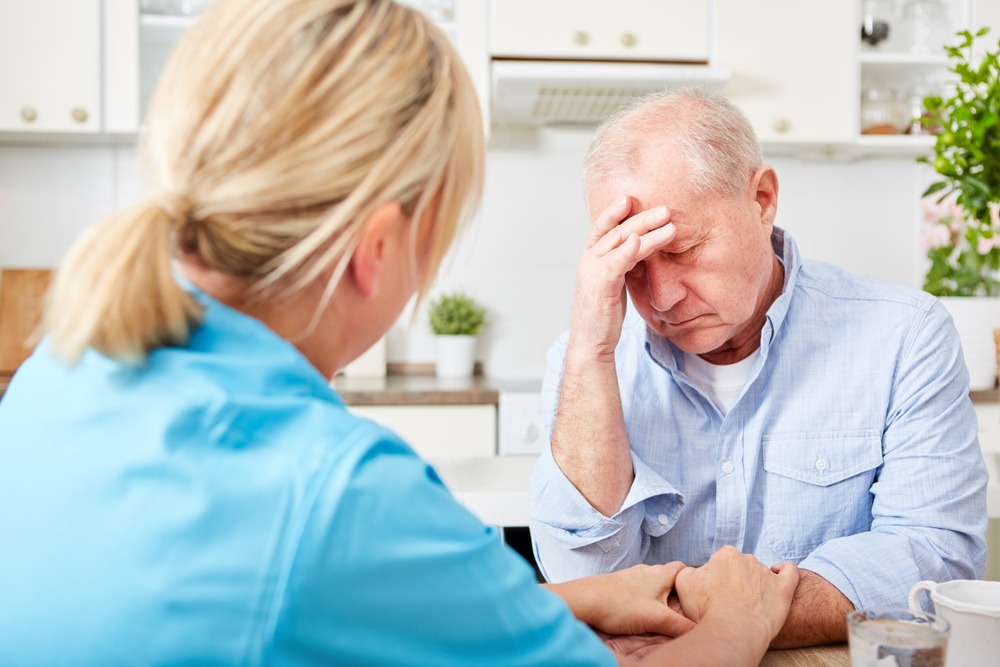 Bệnh alzheimer khiến cuộc sống của người bệnh dần trở nên khó khăn hơn.