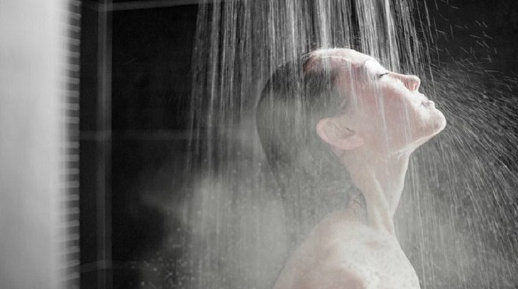 tắm nước nóng giảm đau đầu hiệu quả